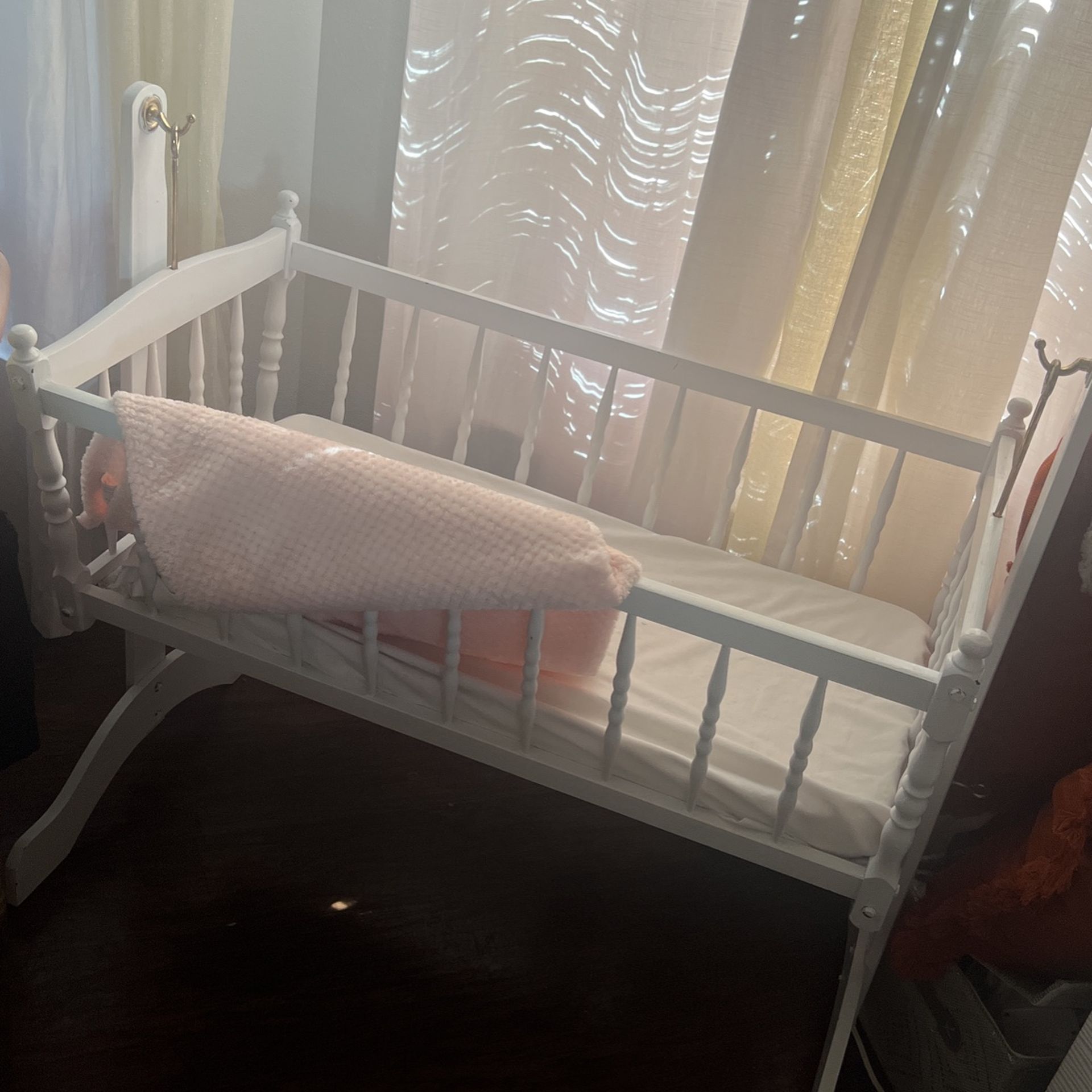 Swinging Wood bassinet  