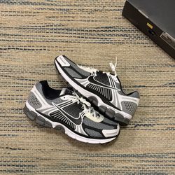 Nike Vomero 5 SE SP Dark Grey Black White