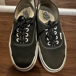 VANS - Women 7.5 - Men 6.0