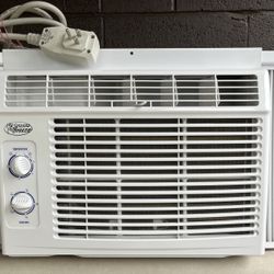 Sarasota Breeze 5000 BTU Air Conditioner. Excellent Running, Clean, Economical Unit. It’s In Like New Condition.