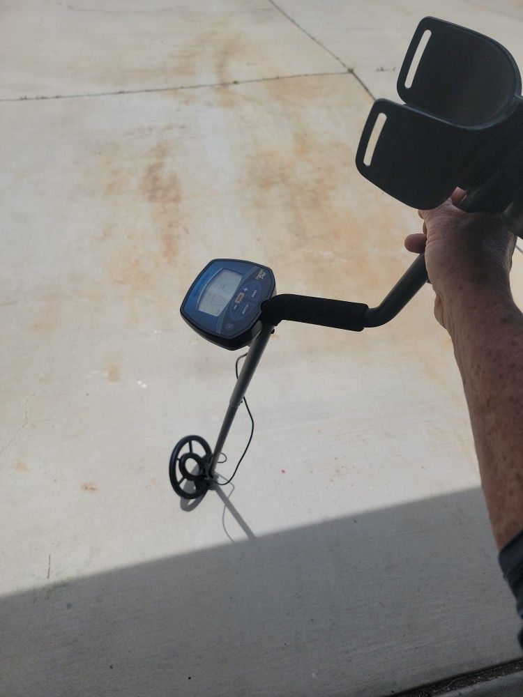 Metal Detector by Bounty Hunter