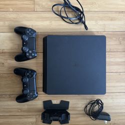 PS4 SLIM 1TB - 2 Controllers And Charging Dock