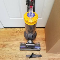 NEW cond DYSON  ANIMAL  BIG BALL  , VACUUM WITH COMPLETE ATTACHMENTS  , AMAZING POWER SUCTION  , WORKS EXCELLENT  , IN THE BOX 
