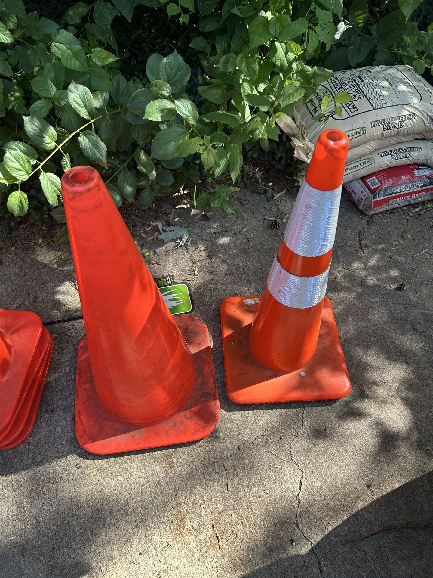 6 Large Cones