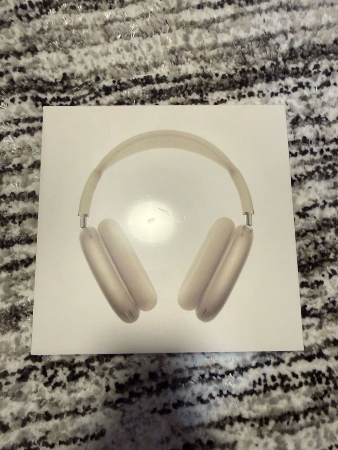 AirPods Max light white