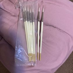 White tip paint brushes $$2 For 2