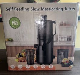 Self feeding slow juicer
