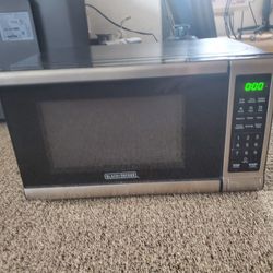 Like New .7cf, 700w! Black & Decker Microwave!