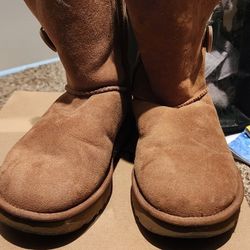 Ugg Bailey Button Size 9