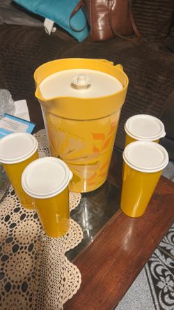 Set de jarra de 4 Litros y cuatro Vasos de Medio Litro Nuevos de Tupperwere a 25 todo