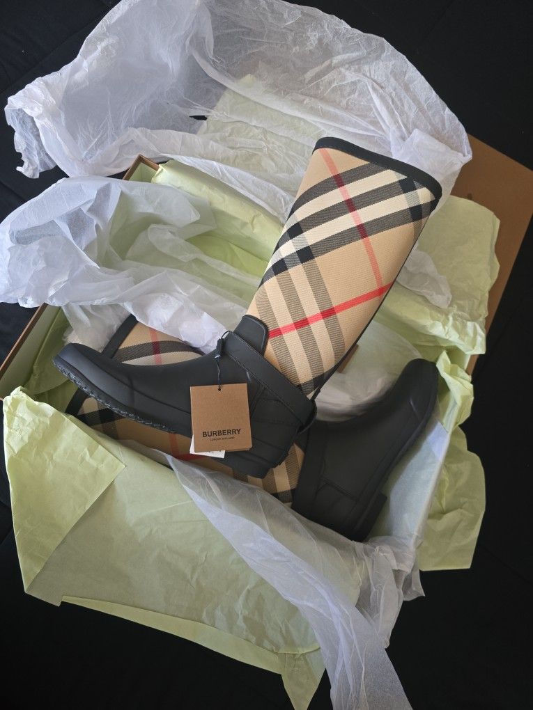 Burberry Boots 