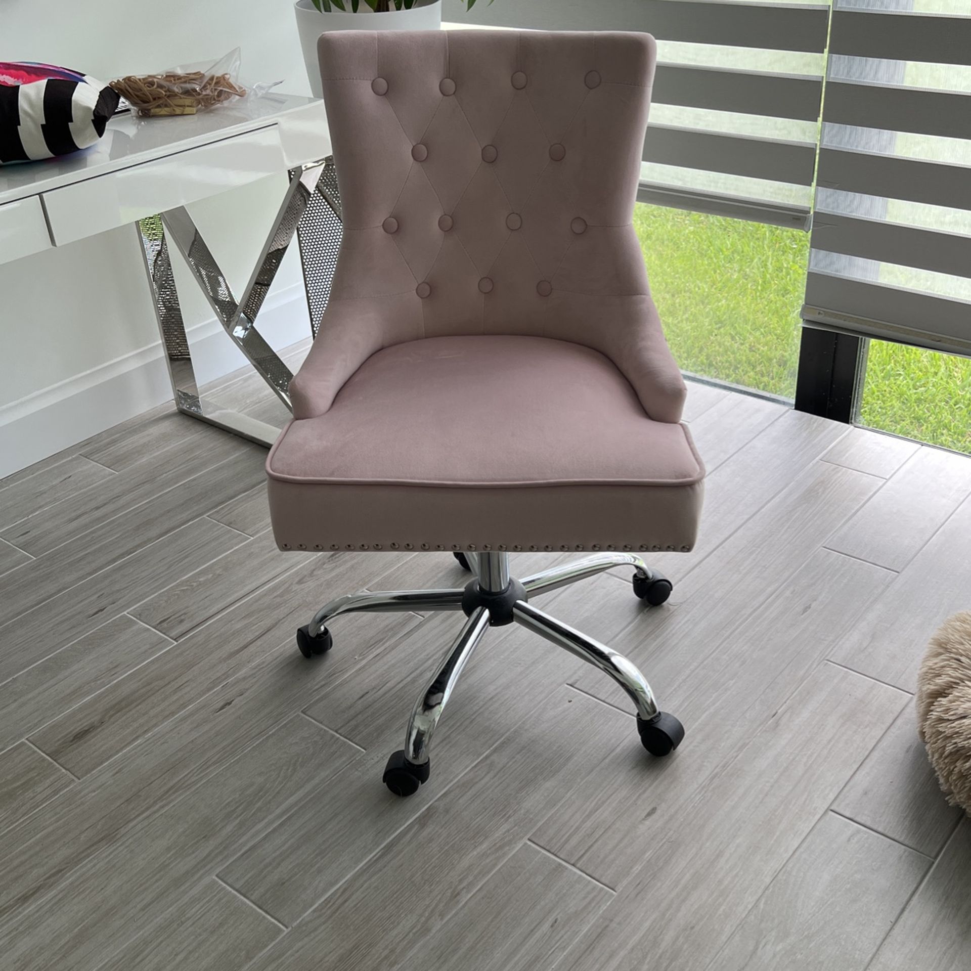 Pale Pink Desk Chair With Swivel