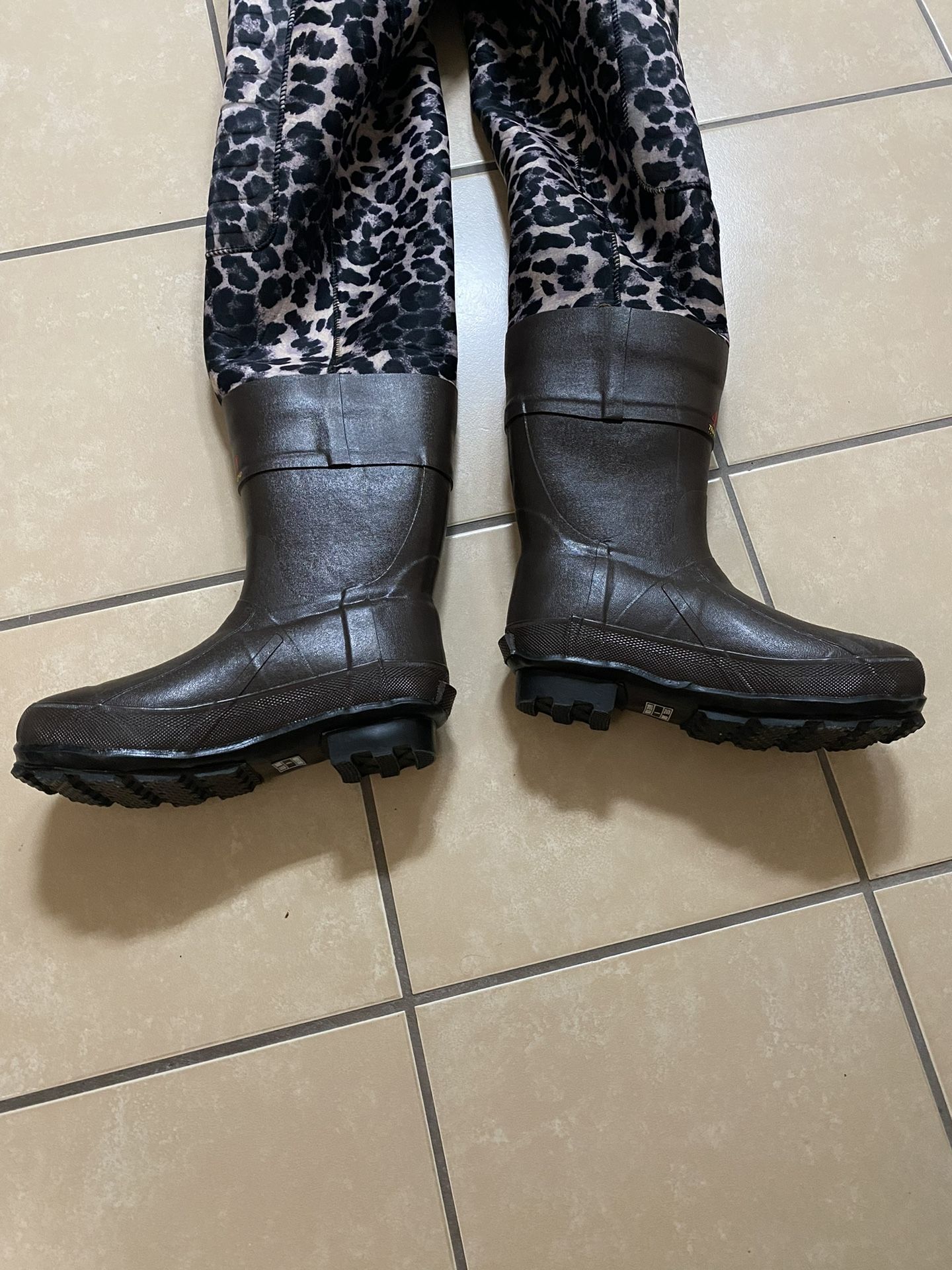 NEW HISEA DUCK HUNTING & FISHING WAD WITH BOOTS 🥾 FOR WOMENS