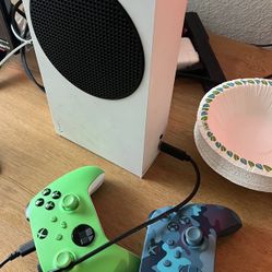 Xbox Series S With Games A Headset And 2 Controllers 