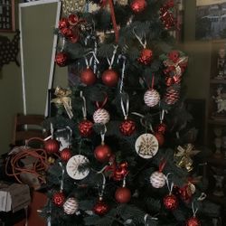 Christmas Tree With Decoration And Lights 
