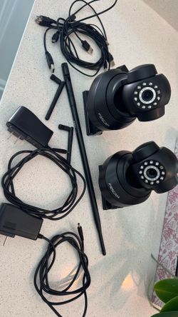 2 Foscam WiFi Security Cameras – Night Vision – Pan/Tilt