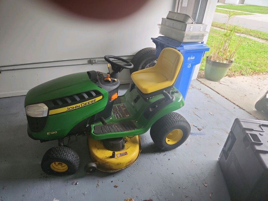 John Deere e120 Riding Lawnmower