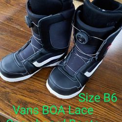 #807... Snowboard Boots Youth Size B6