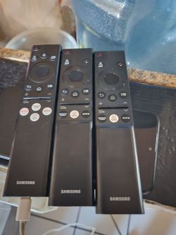 Son 3 remote control Para television Samsung smart TV universal  en perfectas conditiones trabajando bien  los 3 $40