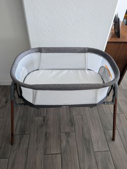Travel bassinet with carrying bag