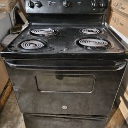 Black LG Stove In Good Condition 