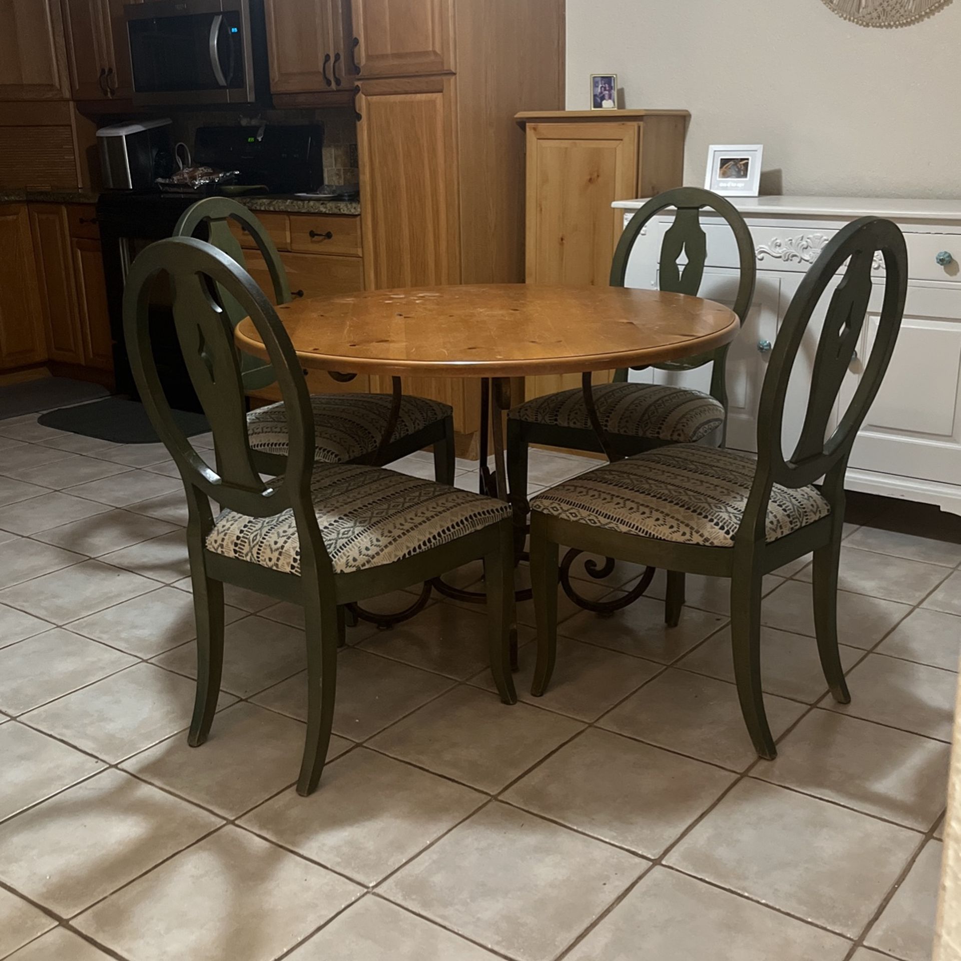 Round Kitchen Table for Sale in Boca Raton, FL - OfferUp