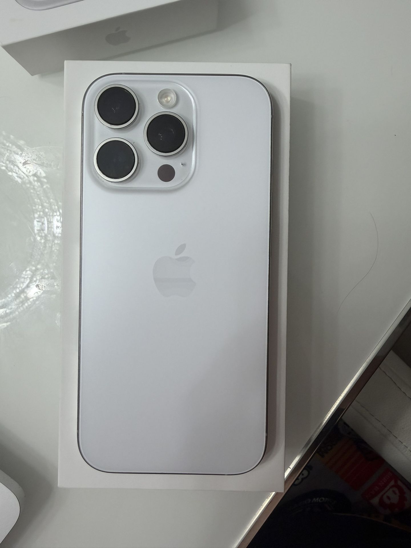 iPhone 16 Pro White Titanium (UNLOCKED) 512GB