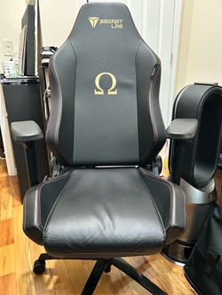 Well-loved Secret Lab Omega gaming chair- Stealth color