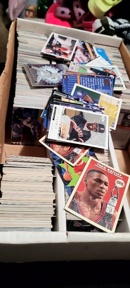 Mixed Ball Cards , Baseball, Ft Ball, Basketball Couple Hundred Cards