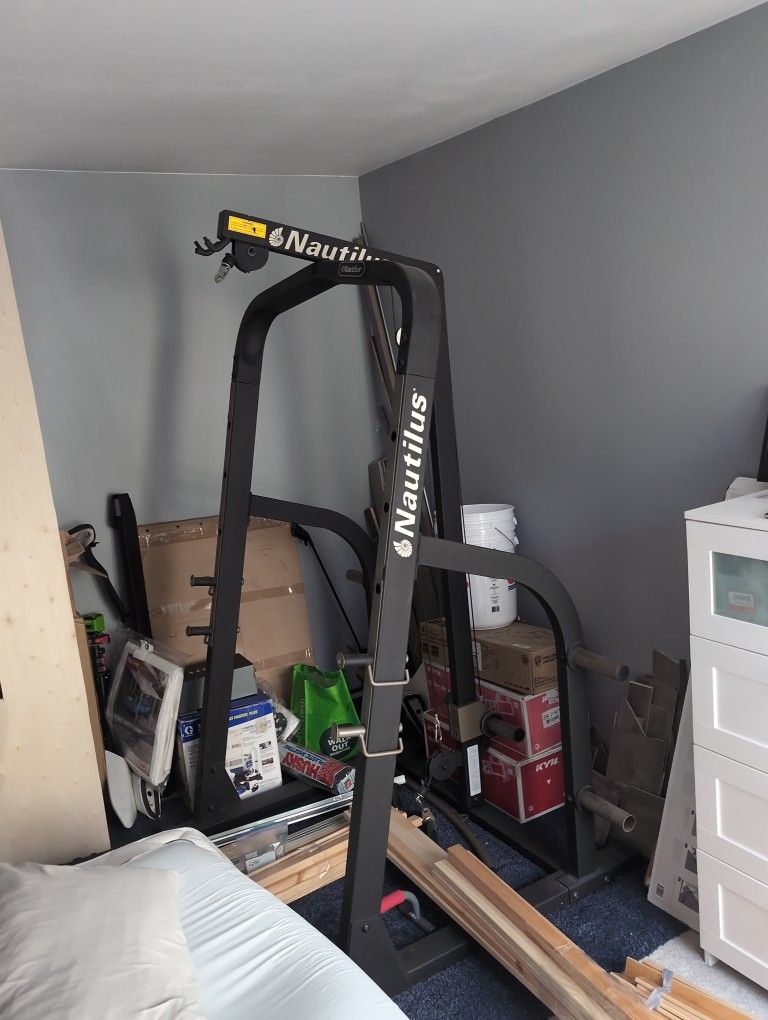 Squat rack with pulley system 