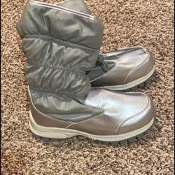 Girls size 3 snow boots