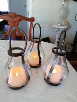 Like new Decor Flameless Three candle holder with big candles