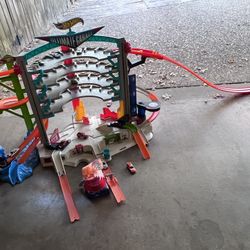 Hot Wheels Ultimate Garage Playset with Attack Shark Spiral Ramp Electronic Sounds Raceway