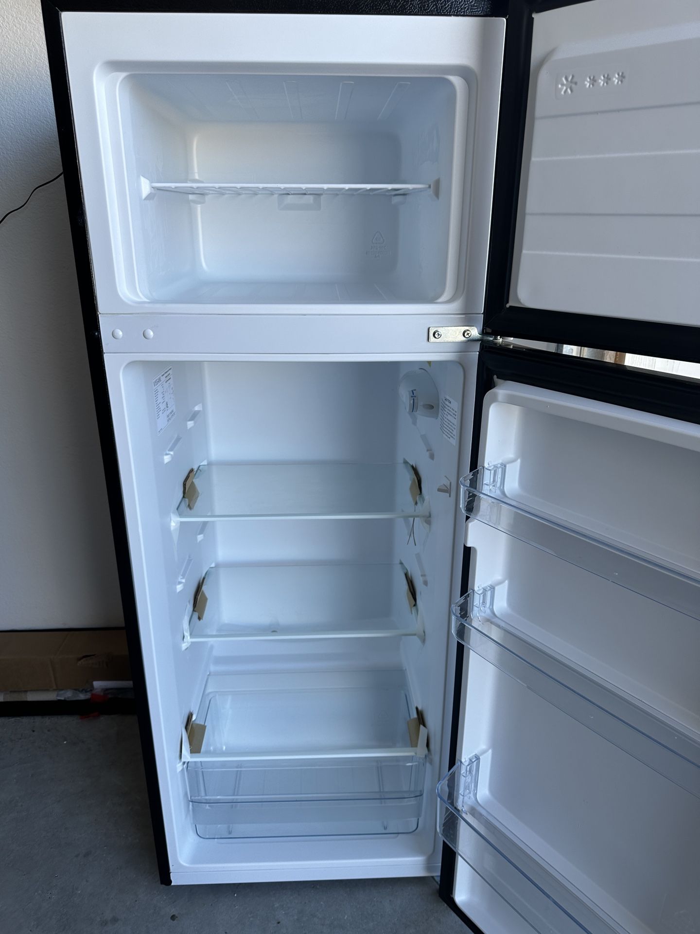Vissani 7.1 Cu Ft Top Freezer Refrigerator 250 for Sale in Justin, TX