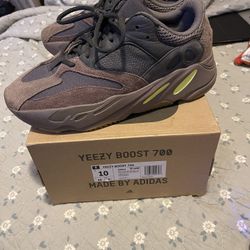 Yeezy 700 ‘Mauve