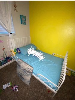 Toddler/ Twin bed
