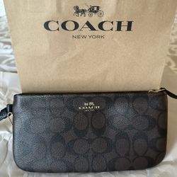 Coach.   Esta.   Nueba.  