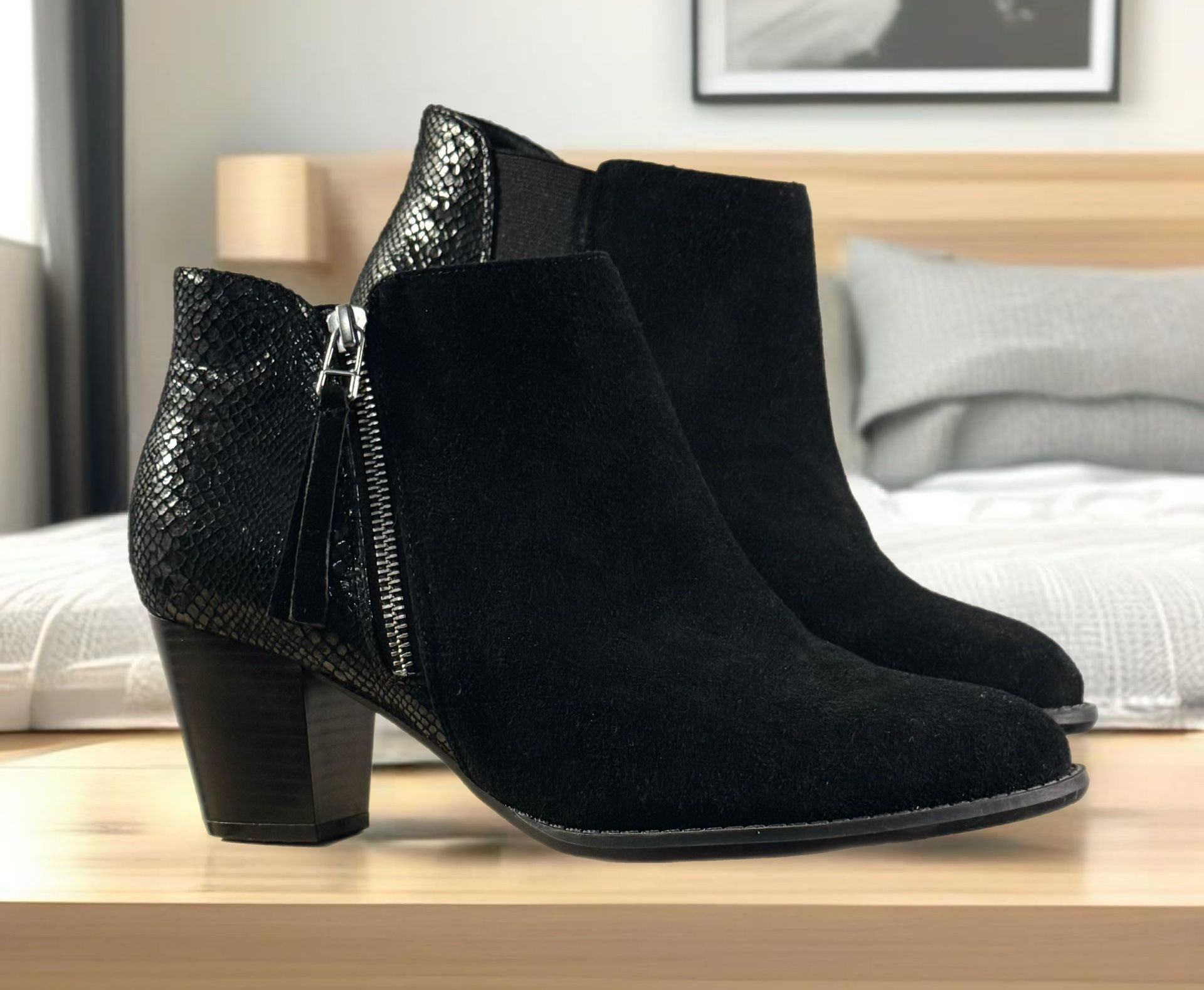 Vionic Women’s Anne Black Suede Leather Ankle Boots Sz 9 Snake Print Heel EUC