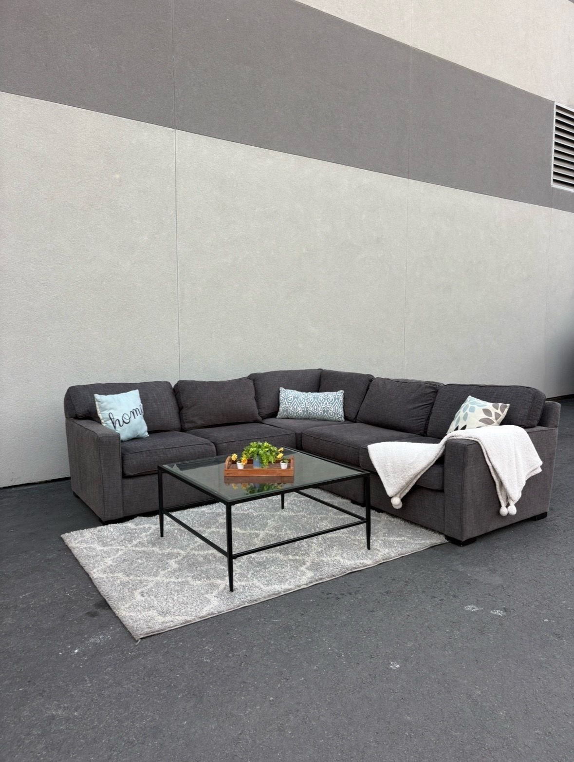 *Like New* Elegant 5pc Smokey Gray Modular Sectional with Coffee Table (Free Delivery 🚚)