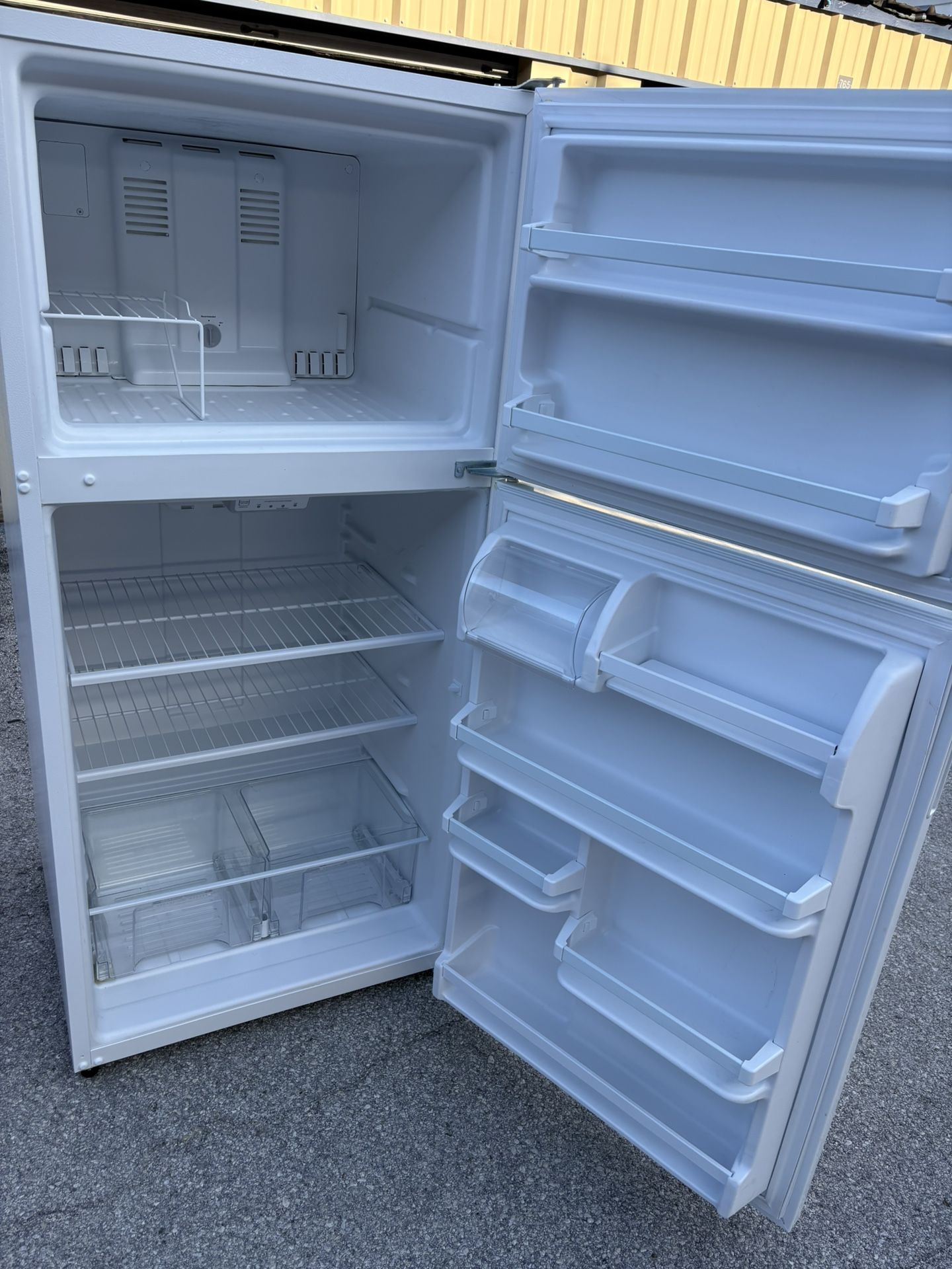 Like NEW White 18 Cubic Feet Refrigerator 