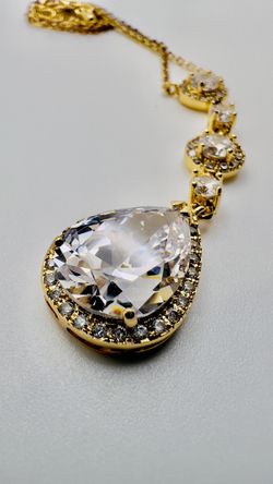 Woman’s Gold Pendant Necklace 