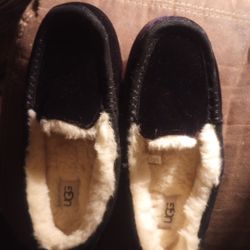 UGGs slippers Size 7 