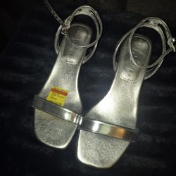Brand New Marc Fisher LTD Silver Sandals – Size 5.5
Brand new Marc Fisher LTD Alona Ankle Strap Sandals, 5.5.
Silver leather kitten heel NEVER WORN