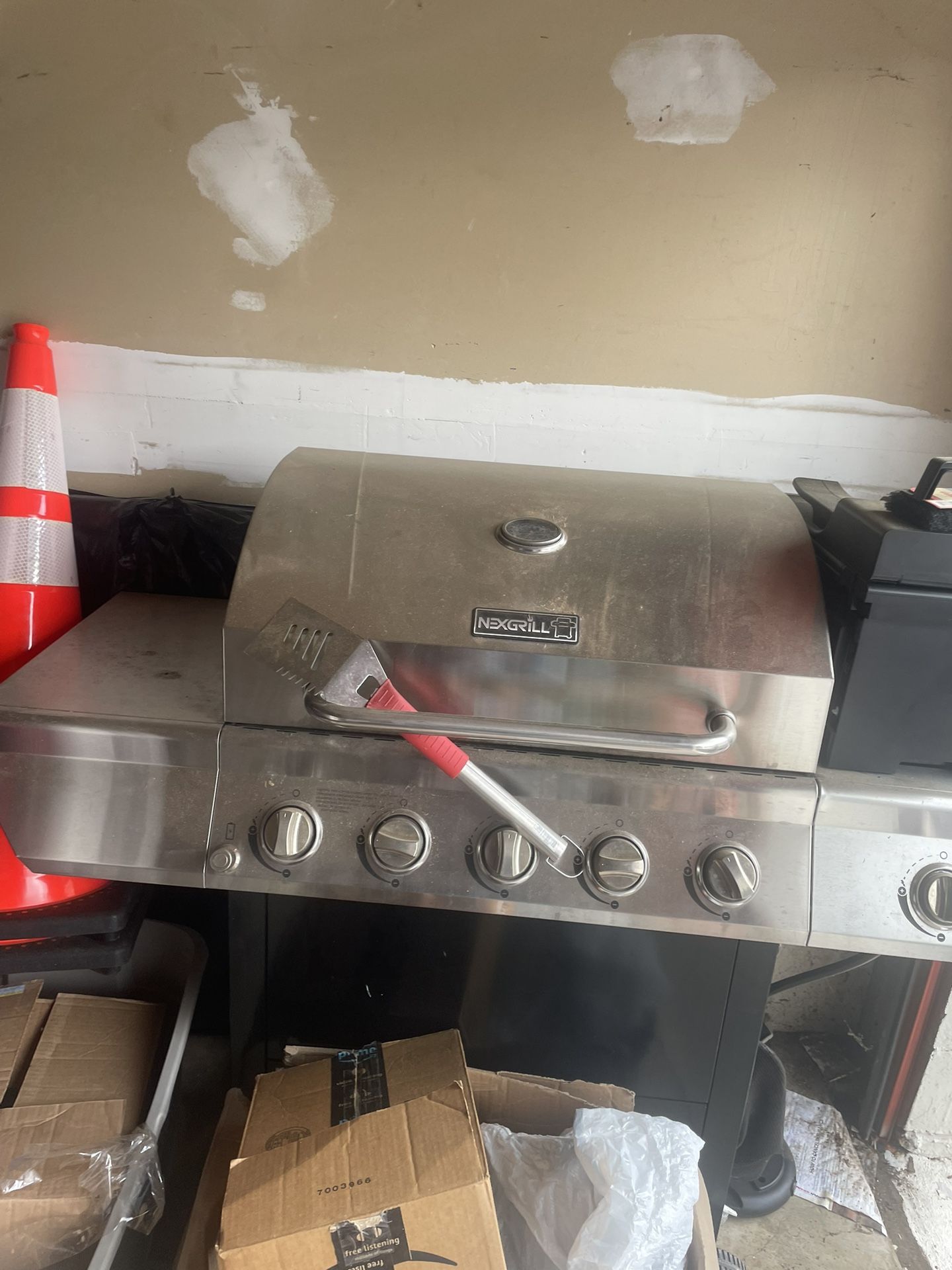 Portable Gas Grill W/Side Burner And 4 Burners (propane)