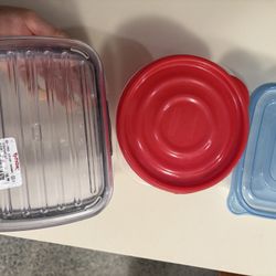 Set of 3 food storage containers, perfect for meal prep, leftovers, or organizing your fridge. One of the containers is brand new and purchased from T