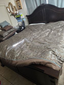 Call king bed  cherry heavy wood  include with two night stand and it includes with mattress and great condition