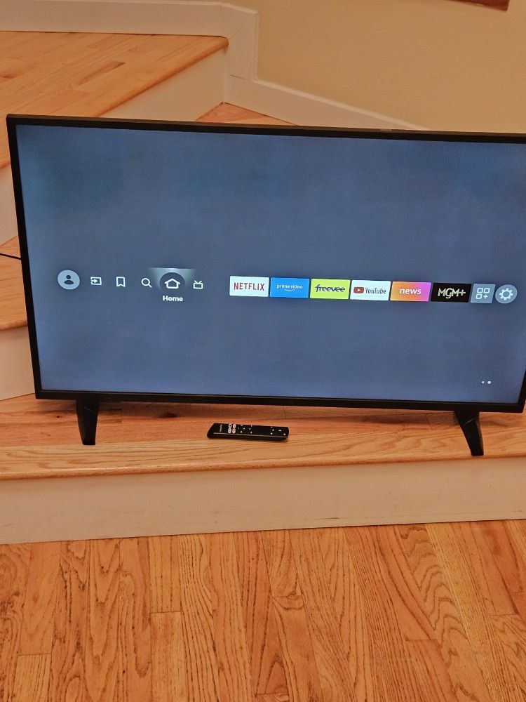 New Cond INSLGNIA 44 Inches TV  , WORKS EXCELLENT  , IN THE BOX 