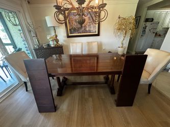 Beautiful high quality table with 2 leafs so you can expand for holidays and big gatherings