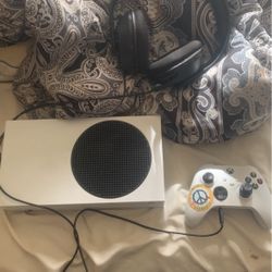 Xbox One S Set Up (perfect Condition)(new Controller And Headset)