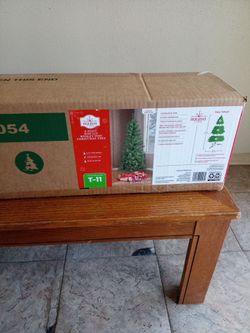 BRAND NEW BOX CHRISTMAS TREE 6 FT $25.00 " NEW UNOPENED